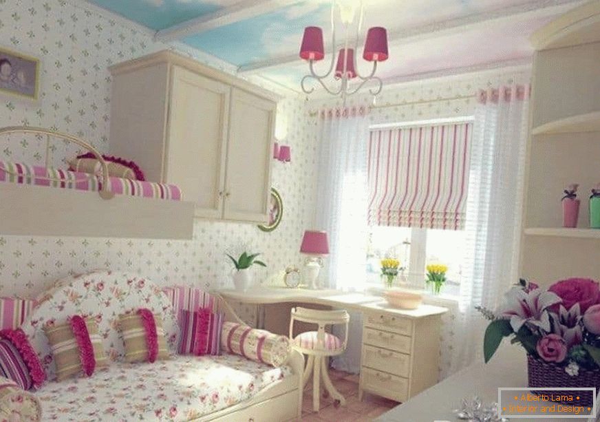 Cameră confortabilă pentru fete pentru copii