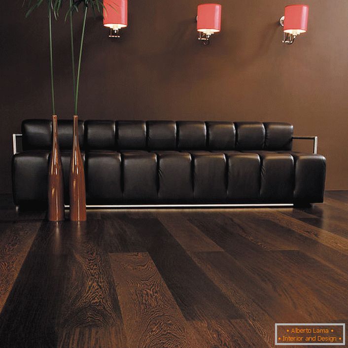 Wenge laminat în sufragerie se potrivește perfect cu mobilier tapițat cu tapițerie de ciocolată. Camera de oaspeți în culori închise, în ciuda simplității și designului său laconic, este una dintre cele mai luxoase opțiuni de design.