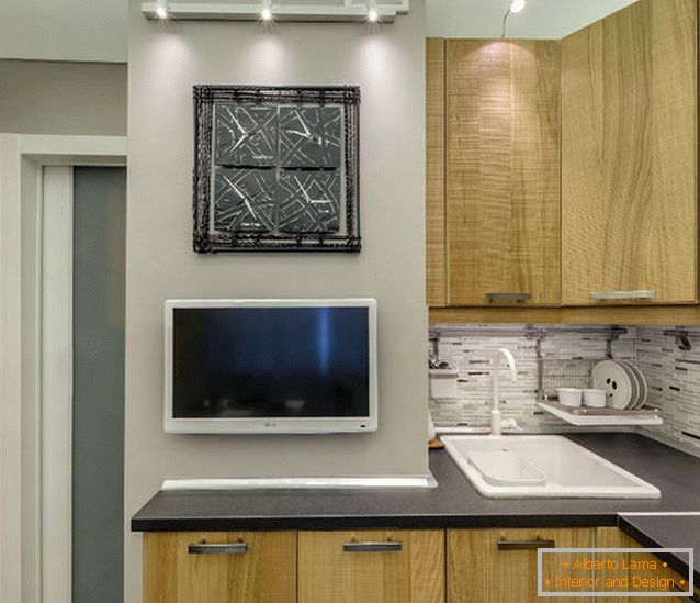 Televizor modern cu plasmă în interiorul bucătăriei