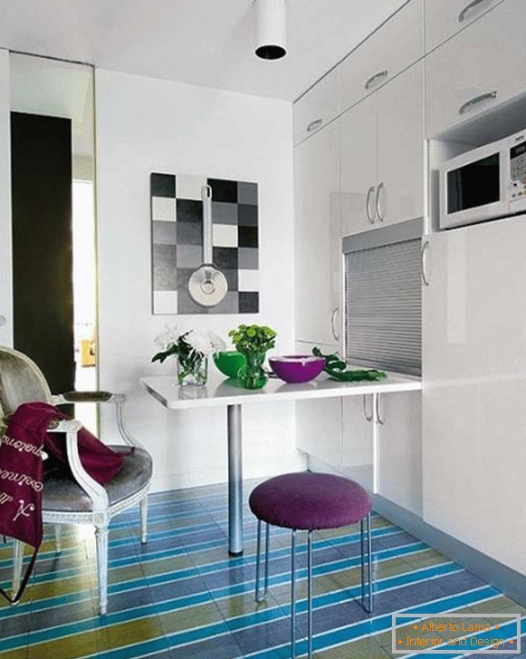Design simplu al unei bucătării mici într-un apartament modern