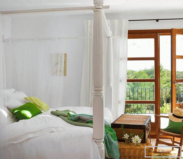 O baldachin translucidă din țesături naturale fără greutate devine o decorație deosebită a dormitorului în stil mediteranean. 