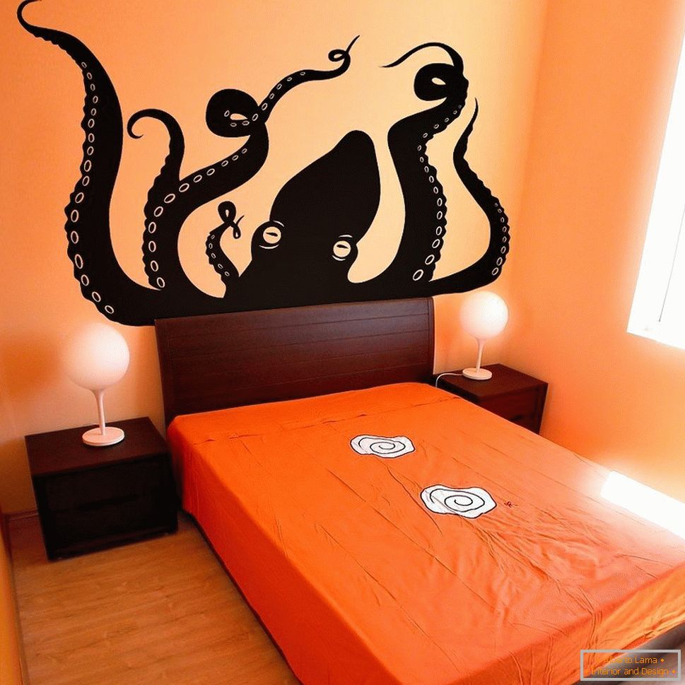 Octopus pe peretele dormitorului
