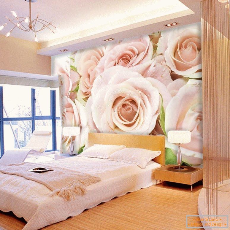 Trandafiri pe peretele dormitorului