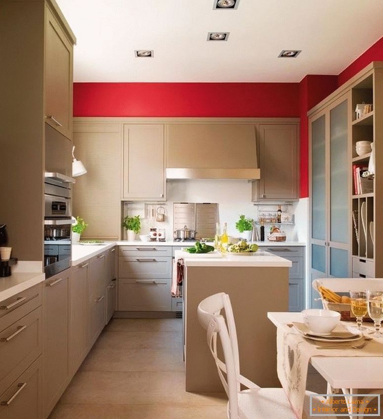 Bucătărie cu pereți roșii