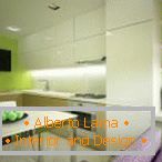 Mobilier alb și pereți verzi verzi în bucătărie