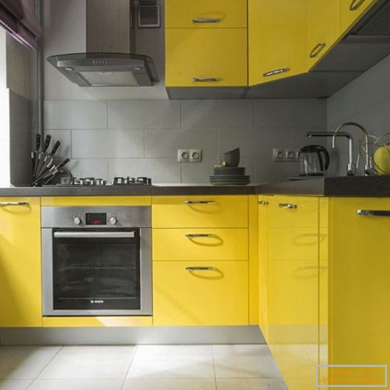 Mobilier galben în bucătărie