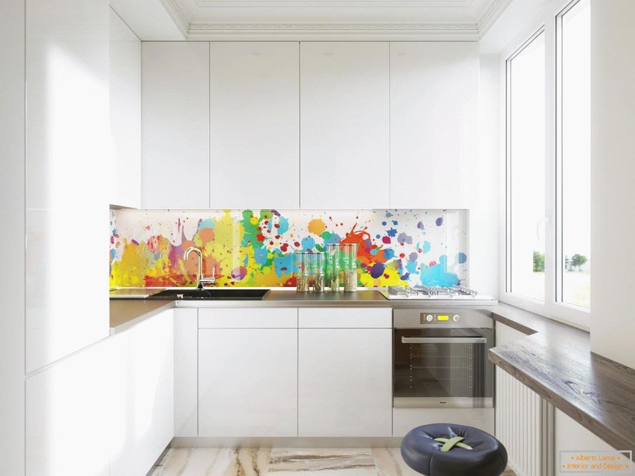 O șorță de sticlă colorată într-o bucătărie albă