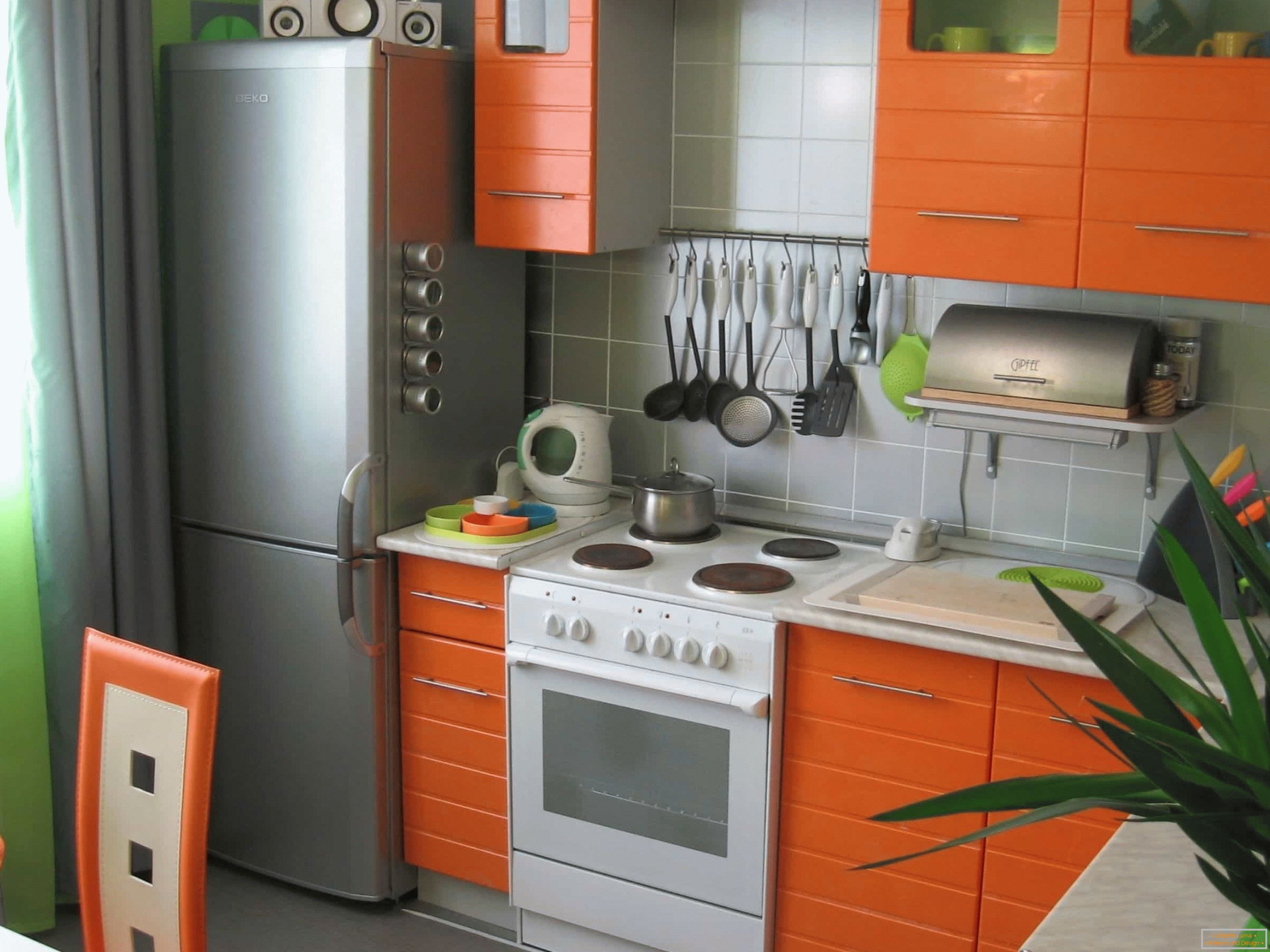 Bucătărie portocalie de zonă mică