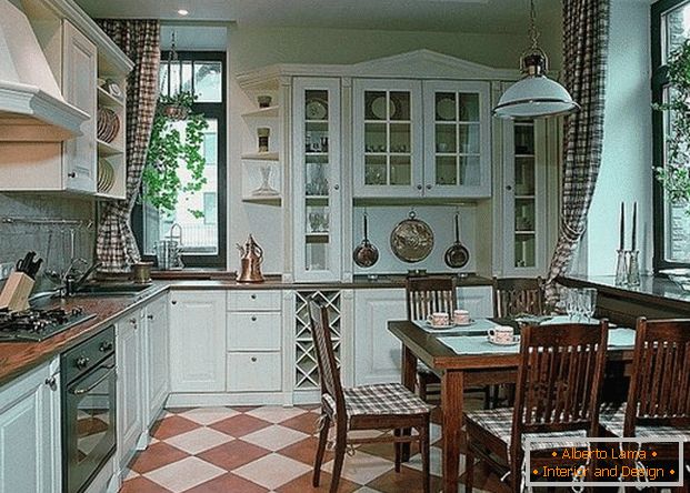 design de bucătărie într-o casă privatăс панорамными окнами