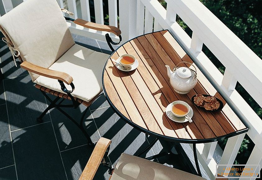 Locul pentru cafea pe un balcon mic