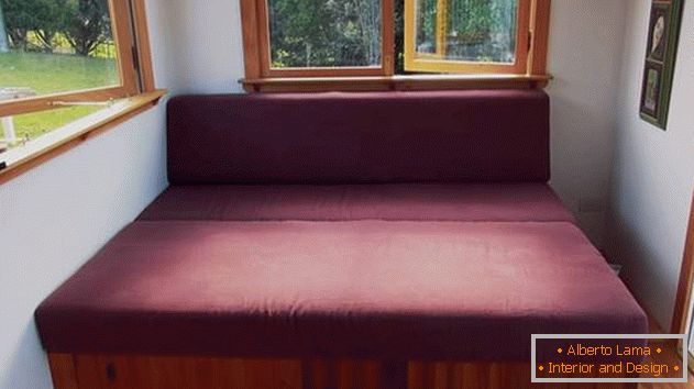 Proiectarea unei case private mici: canapea с передвижными ящиками для хранения