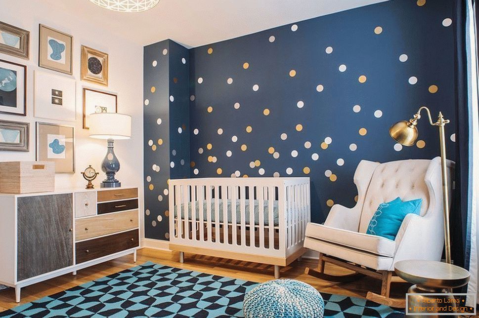 Sala de decor pentru un copil cu pereți albastri