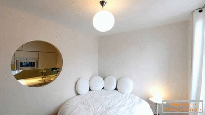 Vacanța în peretele de formă ovală face un apartament mic un studio de lux.
