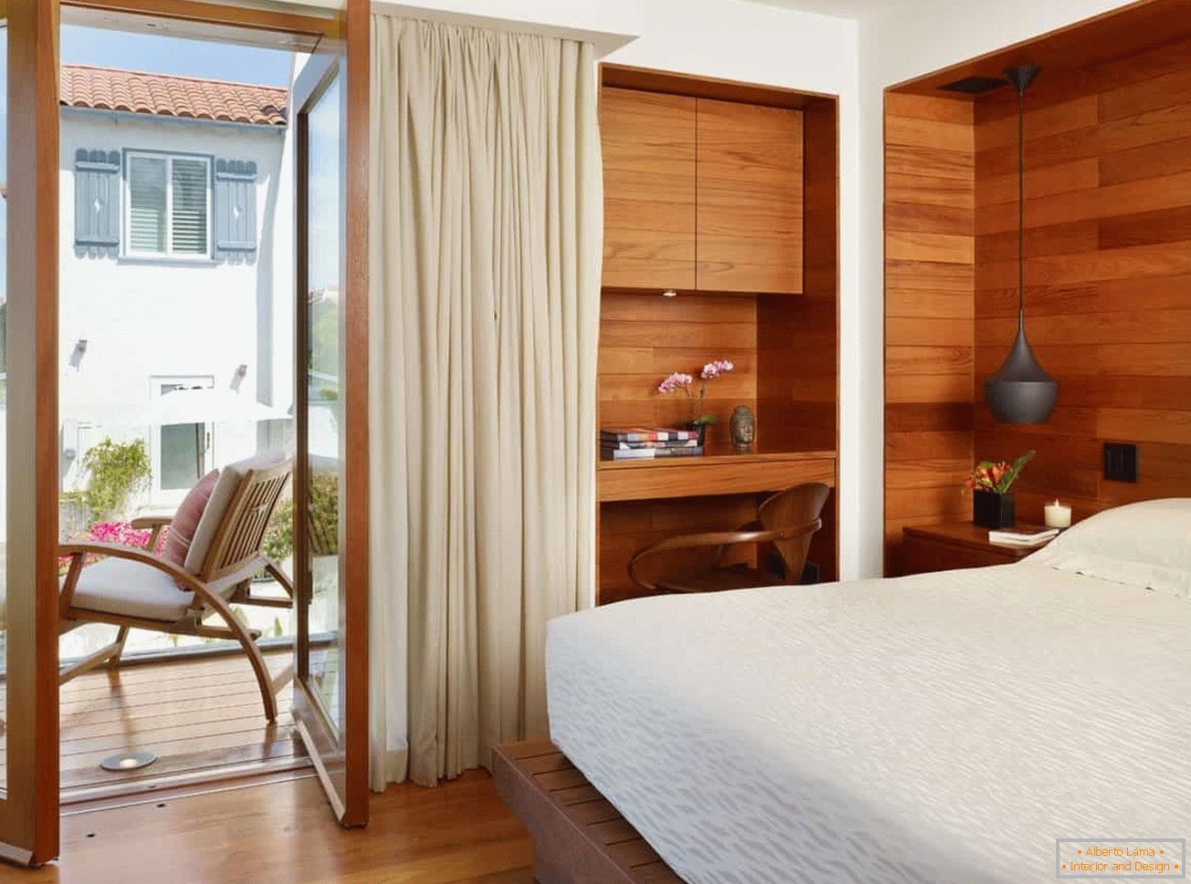 Dormitor mic cu finisaj de perete din lemn