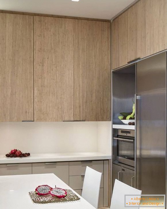 Interiorul frumos al unei bucătării mici - fotografie cu un frigider
