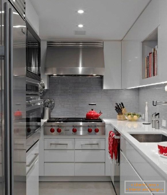 Bucătărie elegantă de 5 mp cu mobilier alb și tavan întins