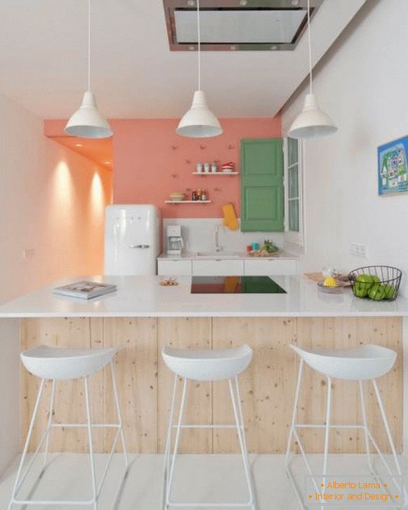 Interiorul unei bucătării mici combinate cu un apartament de living