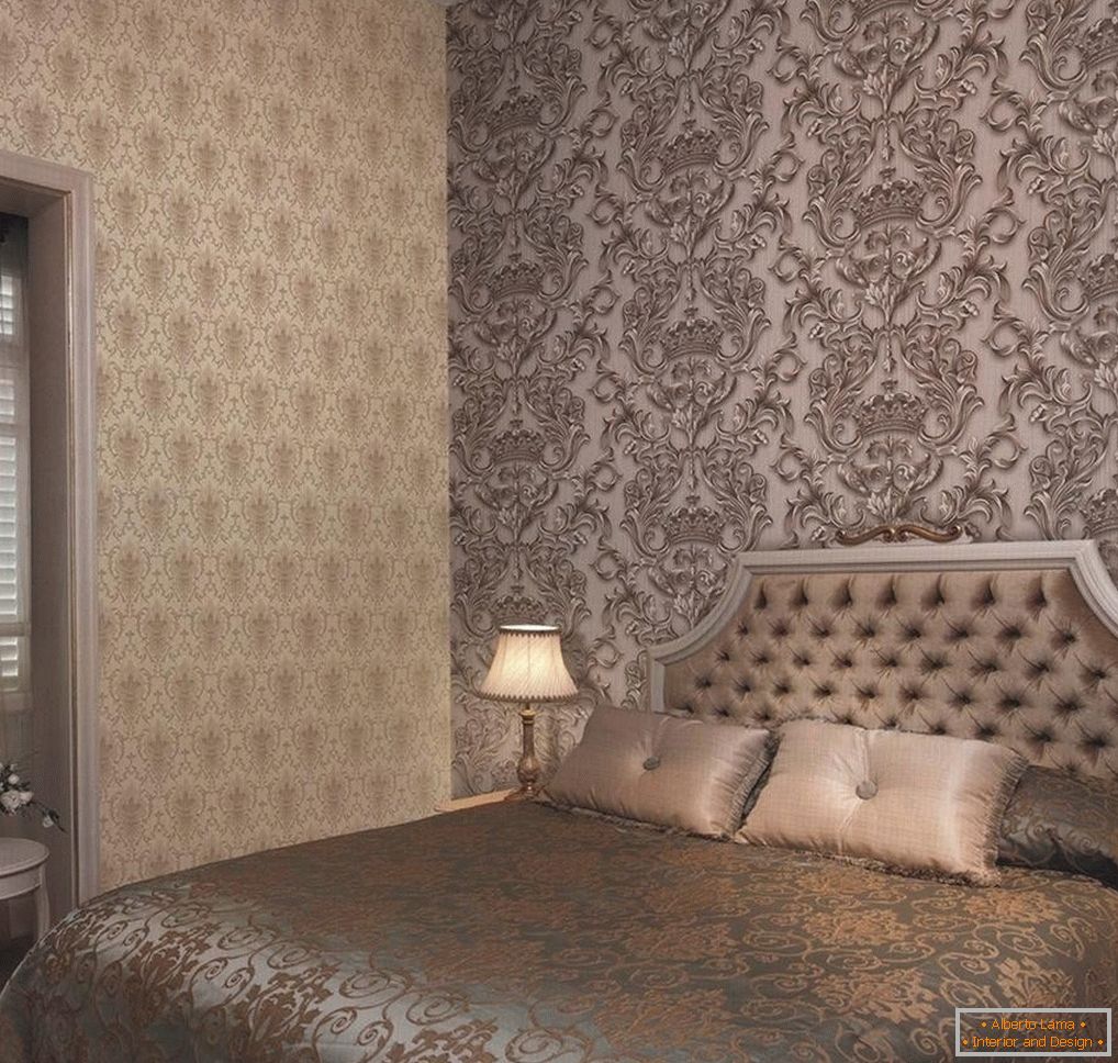 Combinația de modele diferite pe peretele din dormitor