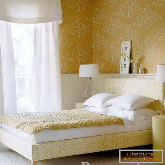 Dormitor cu tapet galben