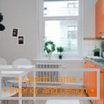 Alb cu portocaliu în bucătărie