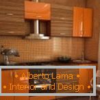 Mobilier din lemn portocaliu în bucătărie