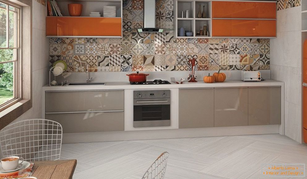 Mobilier gri-portocaliu într-un interior ușor de bucătărie