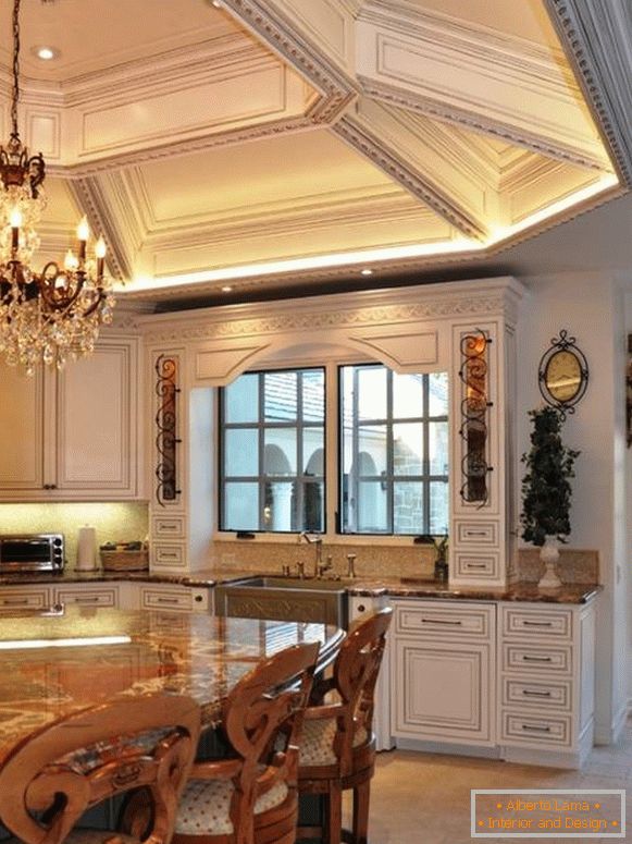 Tavan de lux într-o bucătărie clasică