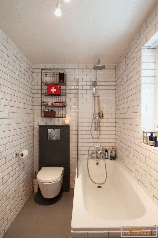 Toaleta este combinată cu o baie