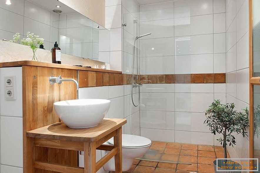 Toaletă combinată cu cabină de duș