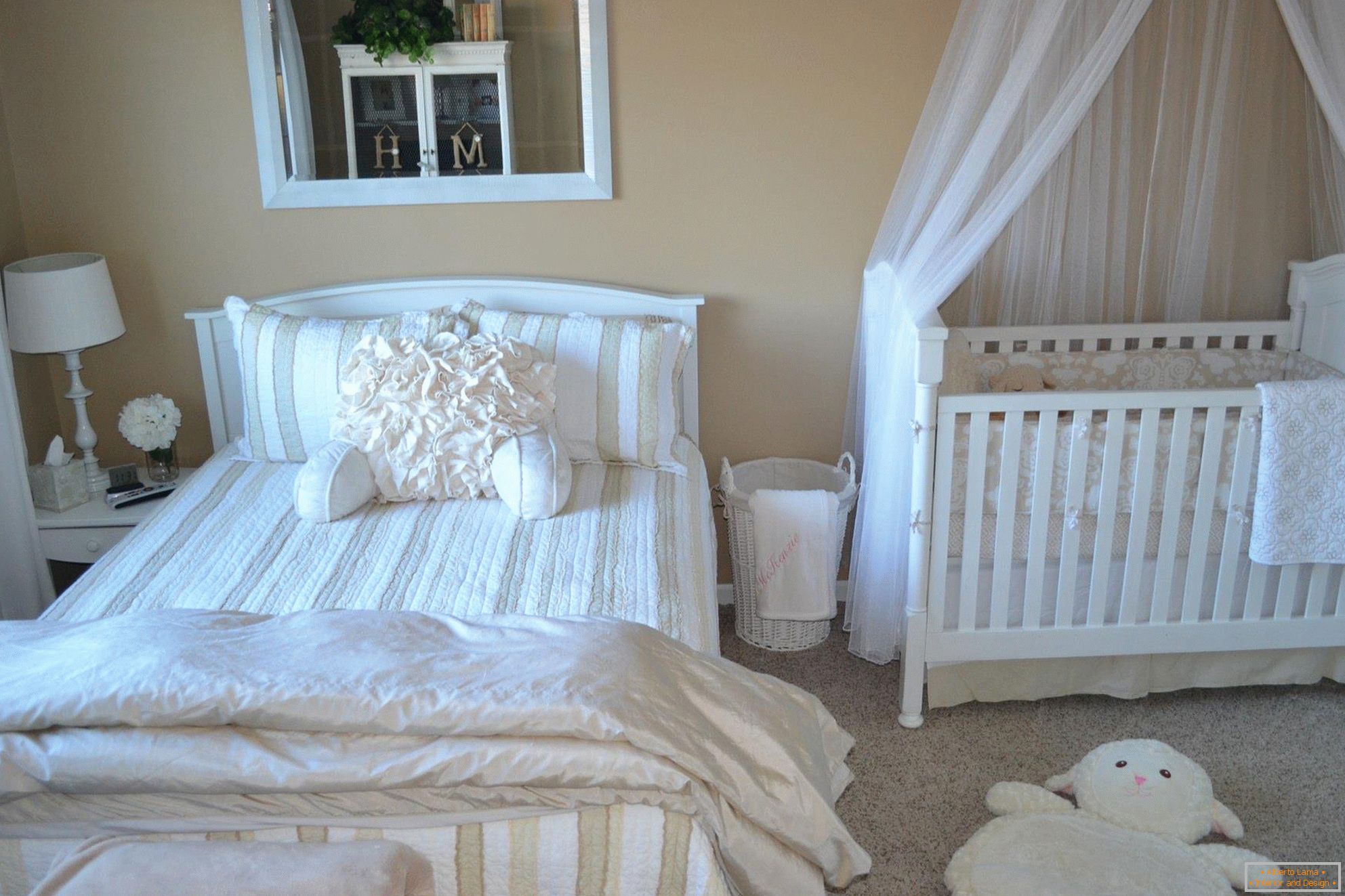 Pereți de nisip și mobilier alb în dormitor