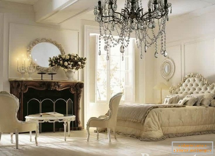 Dormitor alb și bej în stil clasic, cu șemineu