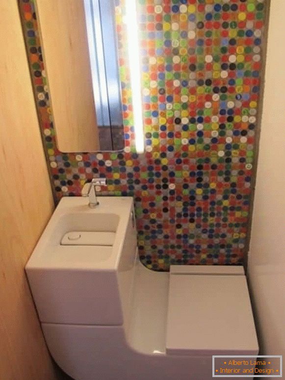 O toaletă mică cu toaletă combo modernă și mozaic luminos