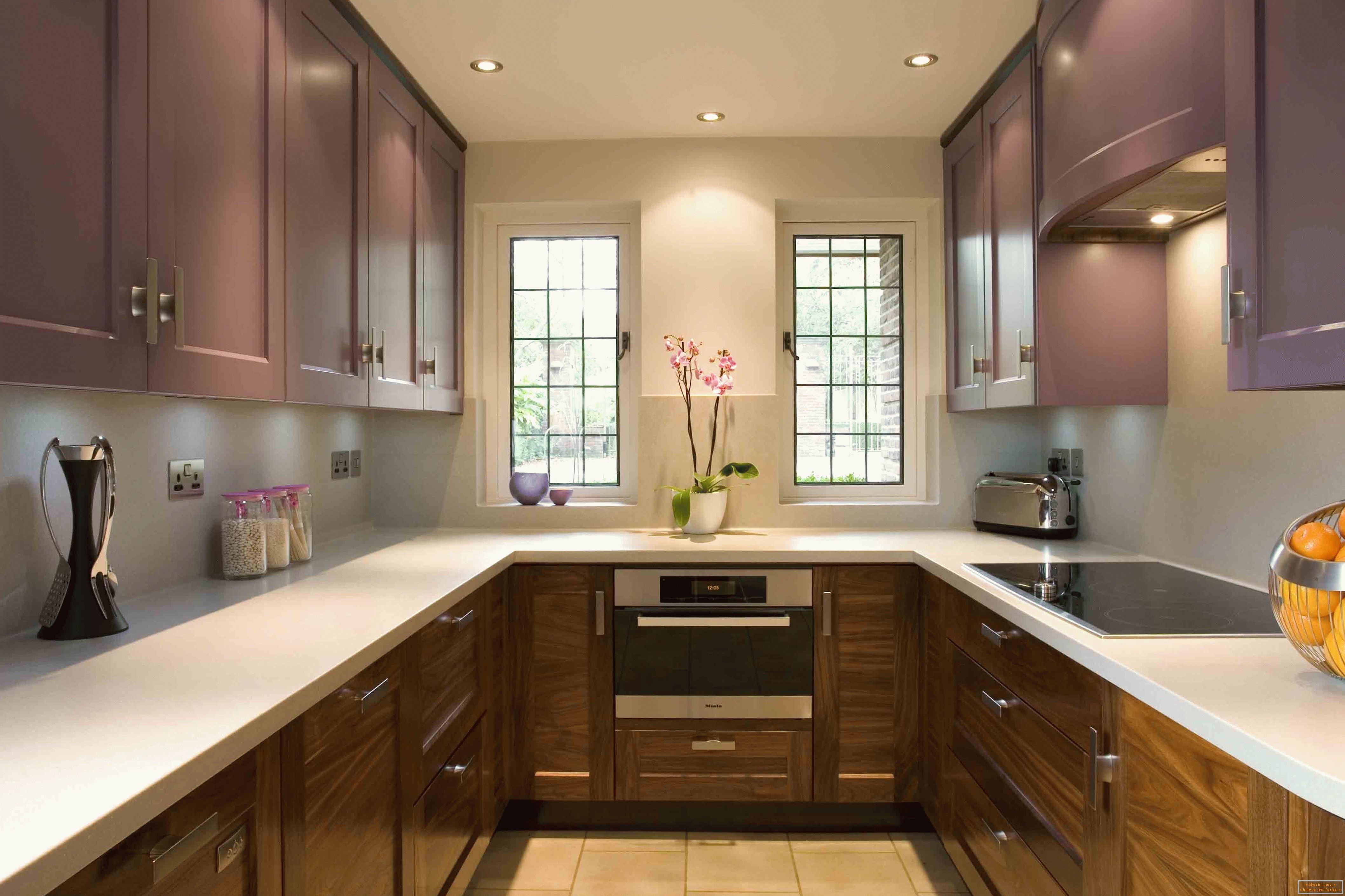 Bucătărie purpurie cu lemn