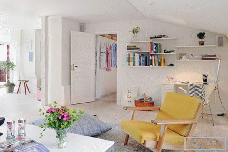 mici-apartamente teribil-interior-design-in-modern-schema-cu-smart-decoratiuni alb-nuanță-și-rafturi de cărți pe alb-pereți-spațiu-și-floare-la-vaza-si-pentru cafea masa