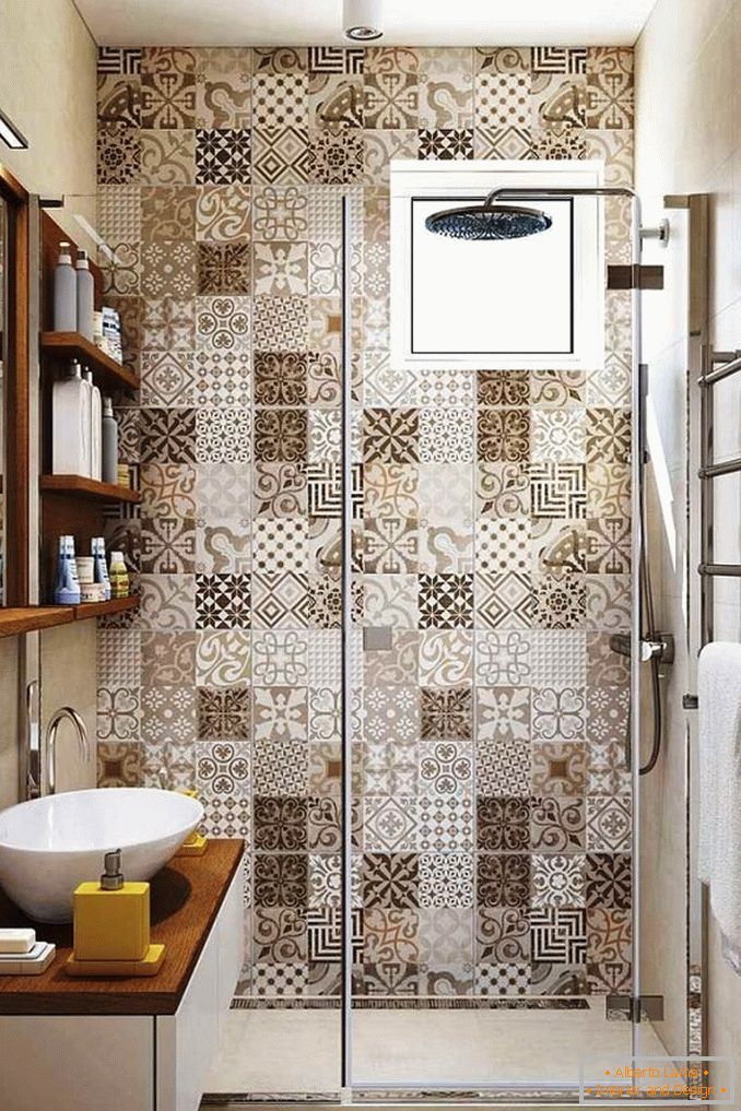 Imitație de mozaic în baie fără toaletă