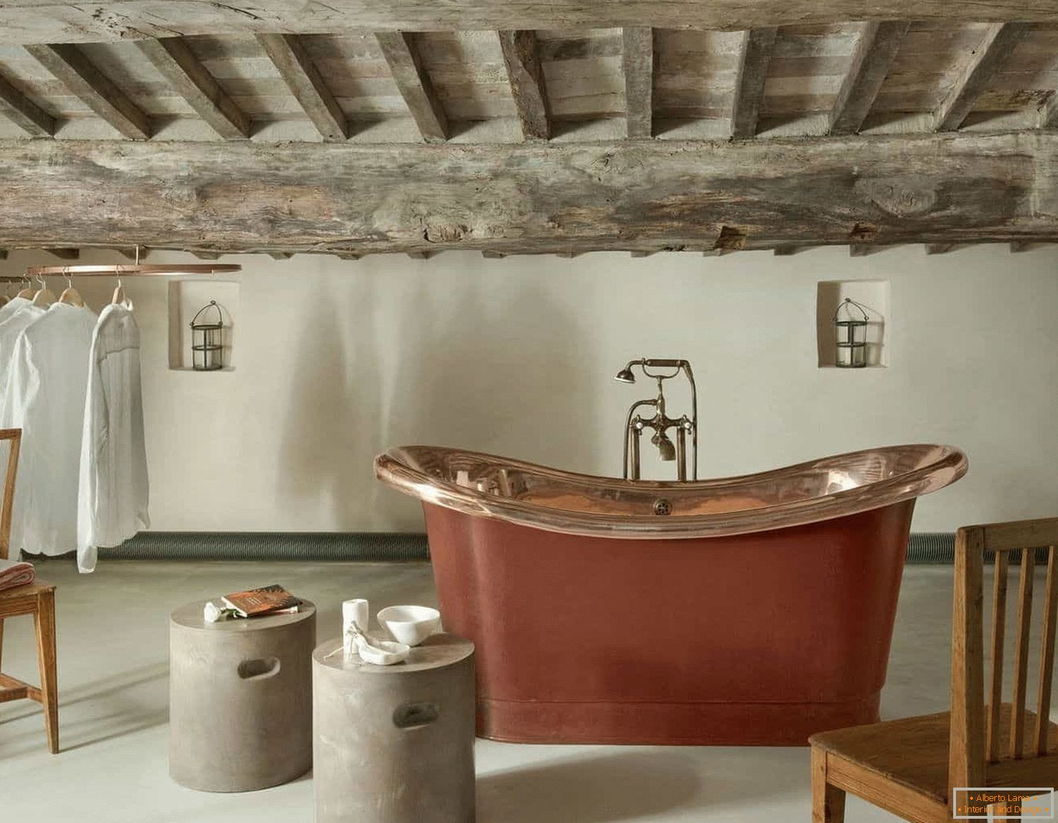 Plafonul grinzilor din lemn în baie