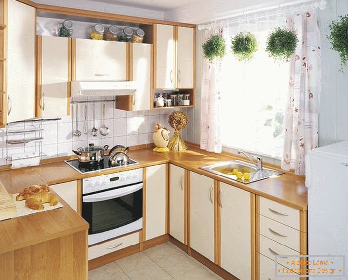 Bucătărie modestă pe 12 pătrate de spațiu de locuit. Pentru a economisi spațiu sub suprafața de lucru, se utilizează un prag de fereastră.
