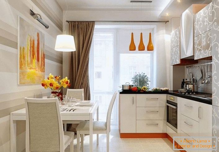 Design elegant pentru bucătăria interioară de 12 metri pătrați. Accentele de portocaliu fac ca incinta sa fie mai calda.