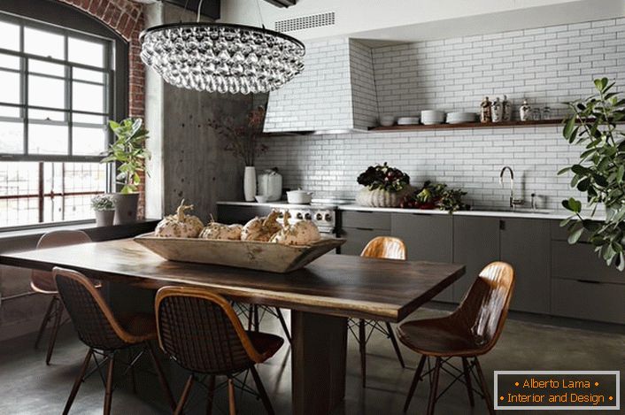 Stilul mansardă, care a fost denumit anterior industrial, arată grozav într-o bucătărie spațioasă. 