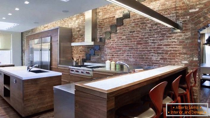 Zidul de zidărie se potrivește frumos în interiorul bucătăriei în stil loft.