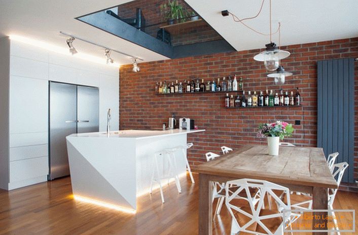 Bucătăria este decorată într-un stil de mansardă modernă. Mobilă interesantă face interiorul luminos, excentric și memorabil.