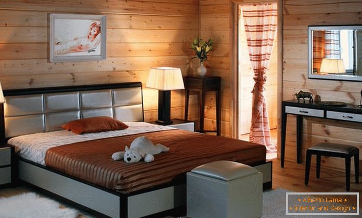 Pereții camerei de la rama de lemn sunt combinați armonios cu mobilierul de dormitor de culoarea cenogeului.