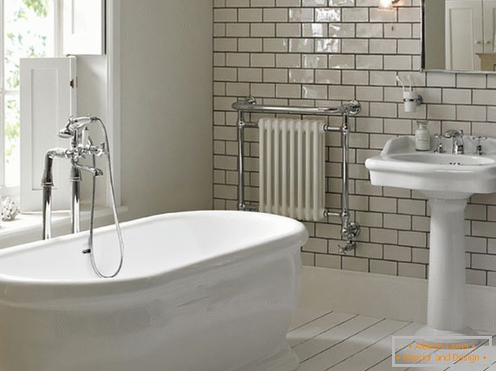 O fereastră mare este o caracteristică luminoasă a stilului Art Nouveau în baie. O atmosferă romantică de calm și relaxare vă va ajuta în lupta împotriva oboselii după o zi de lucru.