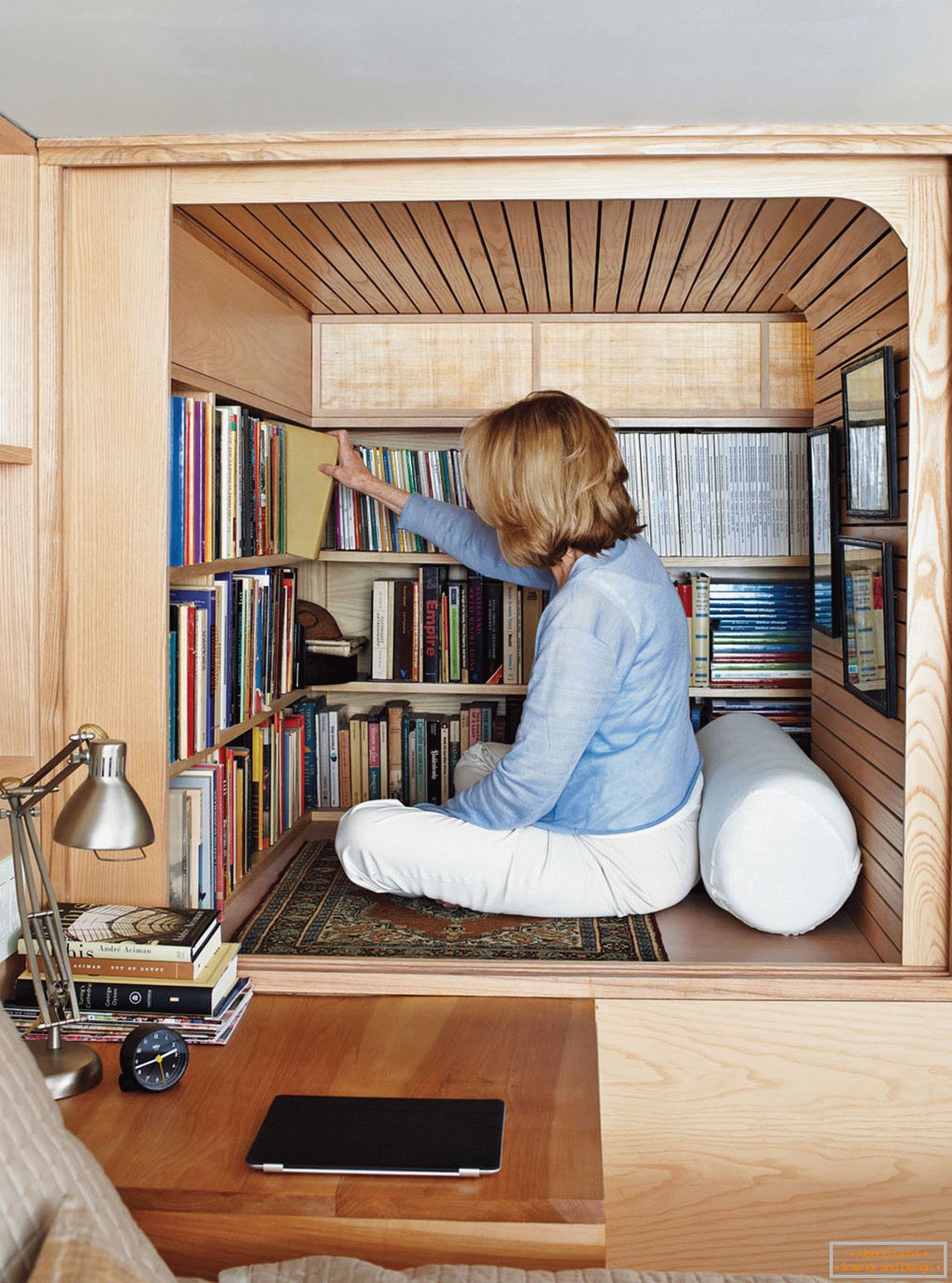 Bibliotecă într-un mic apartament pe două nivele