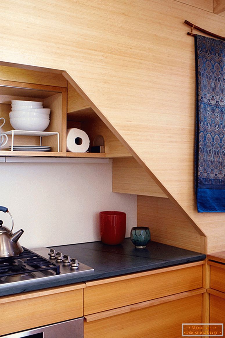 Bucătărie într-un mic apartament pe două nivele - fotografie 2