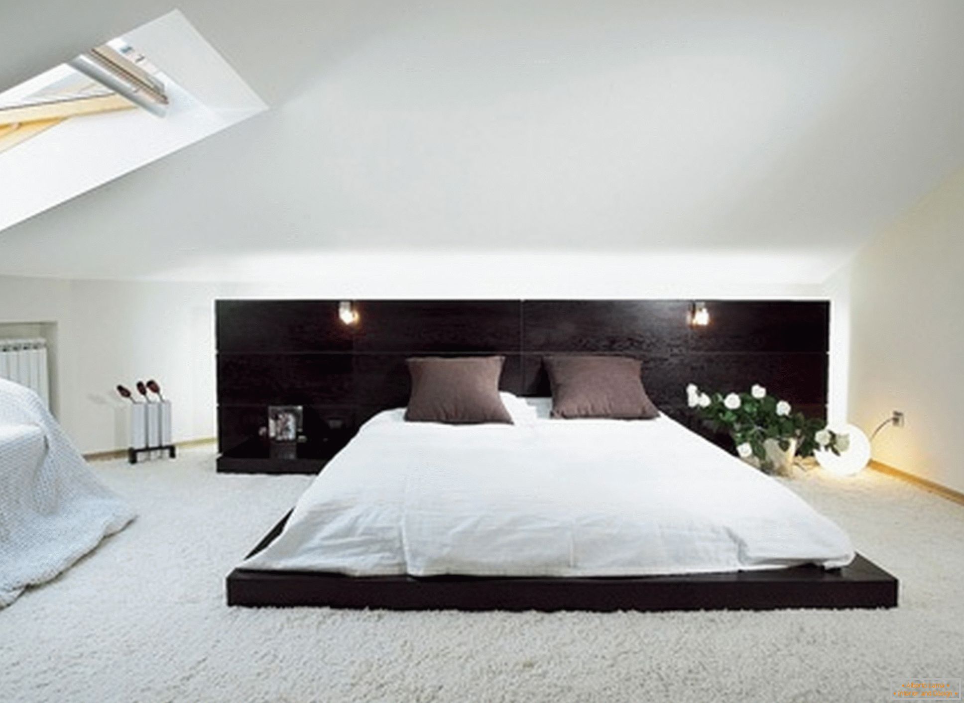 Dormitor luxos în stilul minimalismului - un exemplu de design reușit al unei încăperi mici pe podea.