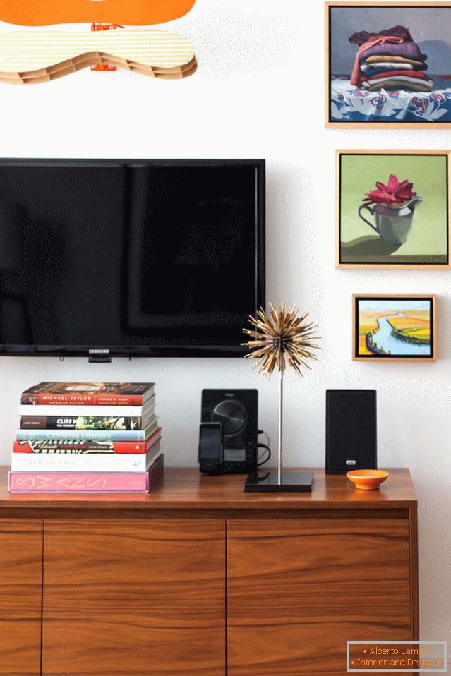 TV deasupra consolei din camera de zi a unui mic apartament din San Francisco