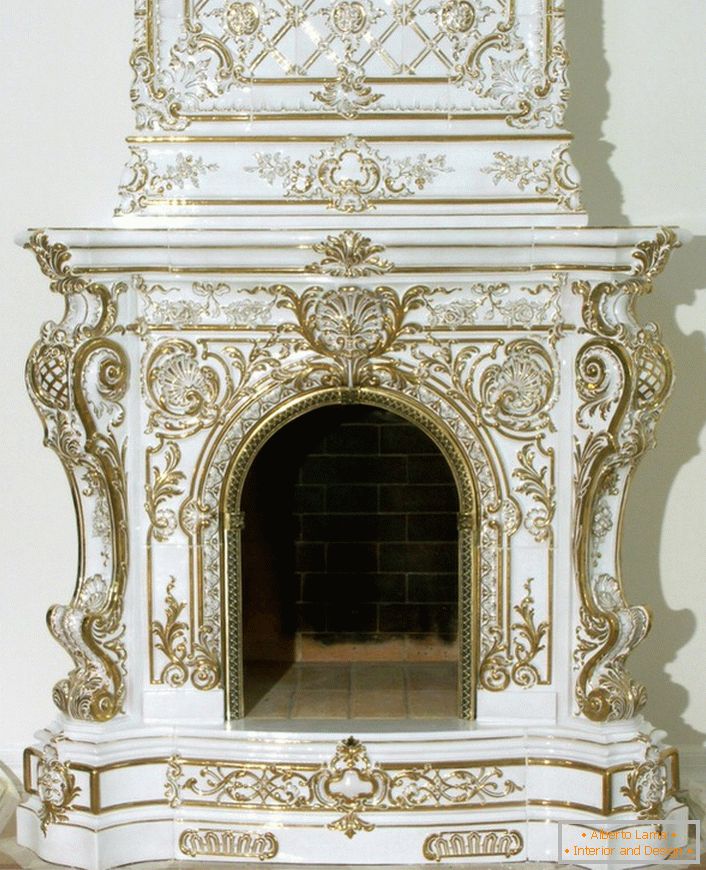 Un șemineu magnific din tigla în stil baroc este decorat cu elemente de aur de decor. 
