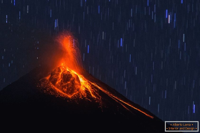 Erupția vulcanică на фоне звёздного неба