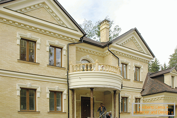 Fatada caselor cu decor de stuc de poliuretan